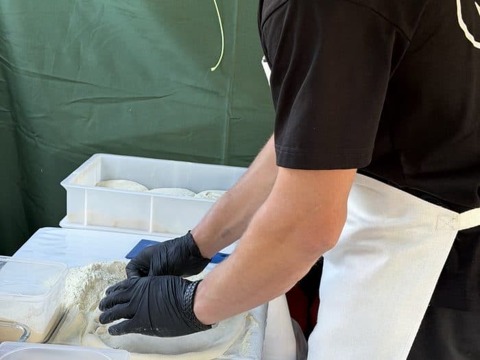 Teig wird von Hand ausgezogen
