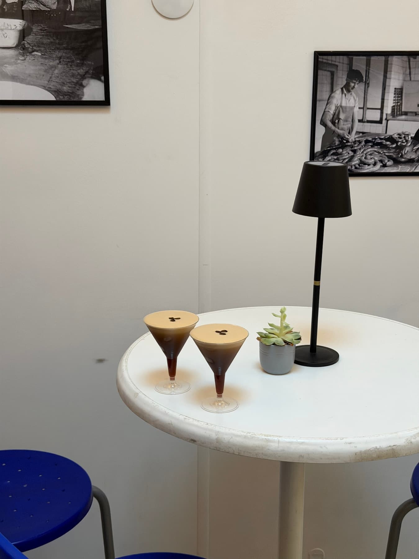 Zwei Espresso Martinis auf einem weißen Stehtisch