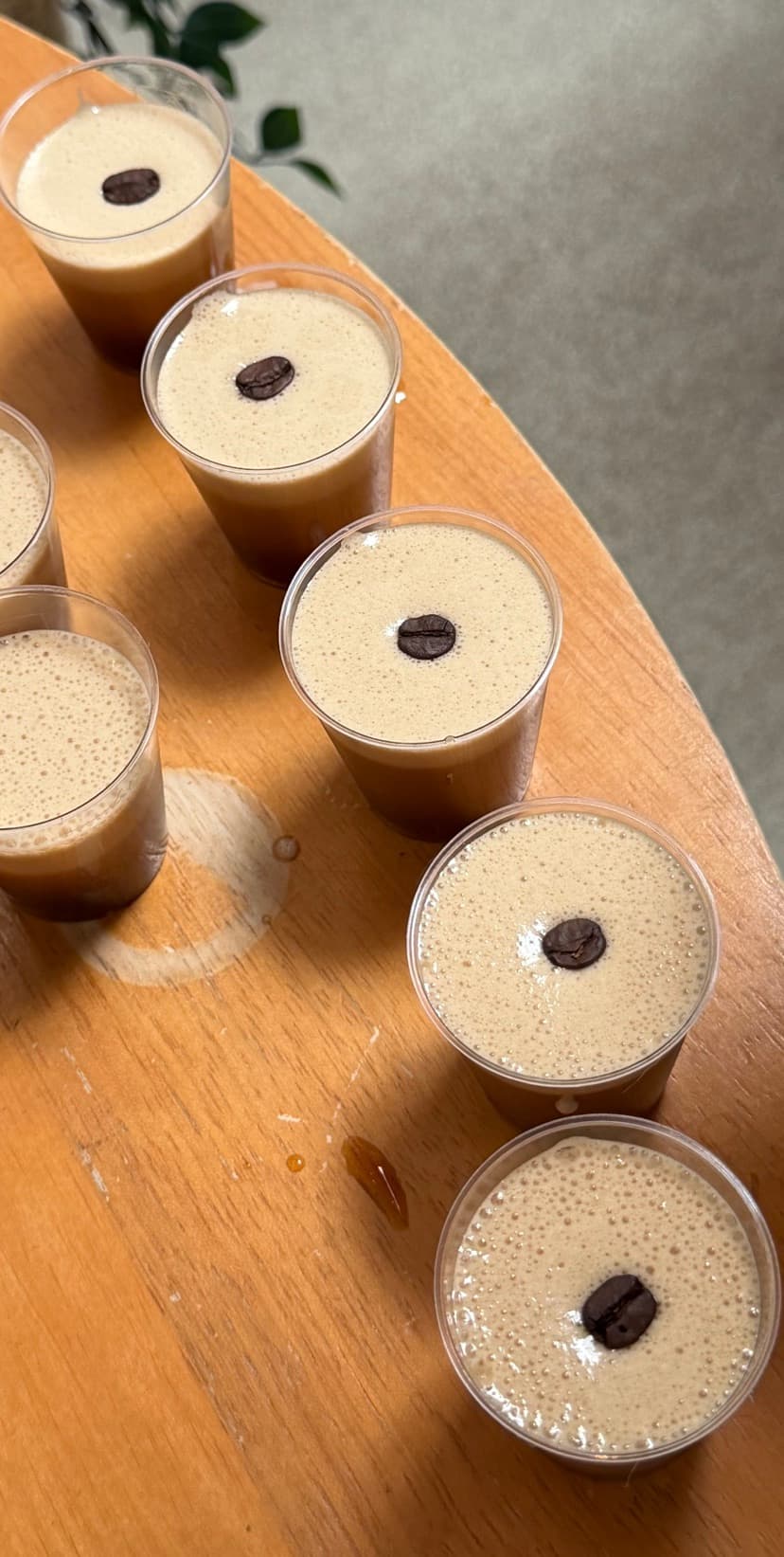 Reihe von Kaffeedrinks mit Kaffeebohne als Garnitur