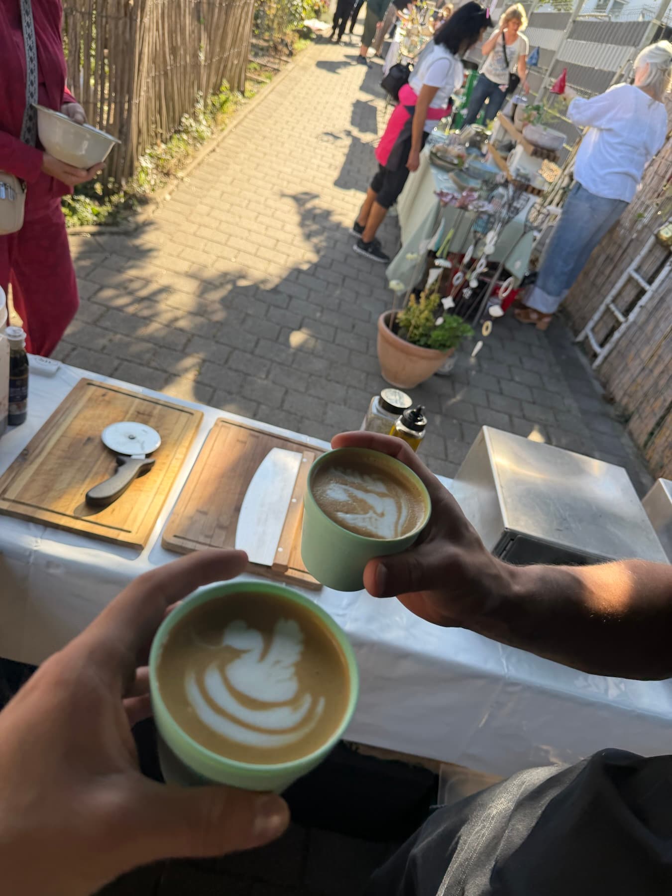 Zwei Cappuccinos mit Latte Art bei einem Outdoor-Event