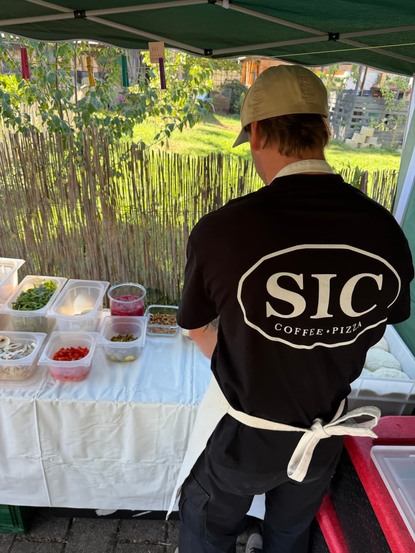 Mobile Pizzastation von SIC Coffee Pizza unter einem Zelt