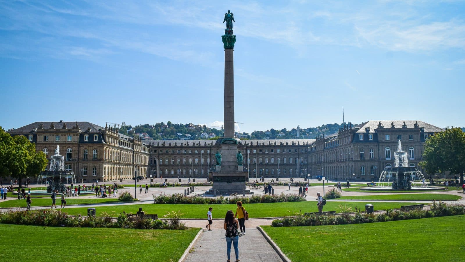 Schlossplatz in Stuttgart mit Jubiläumssäule und Neuem Schloss