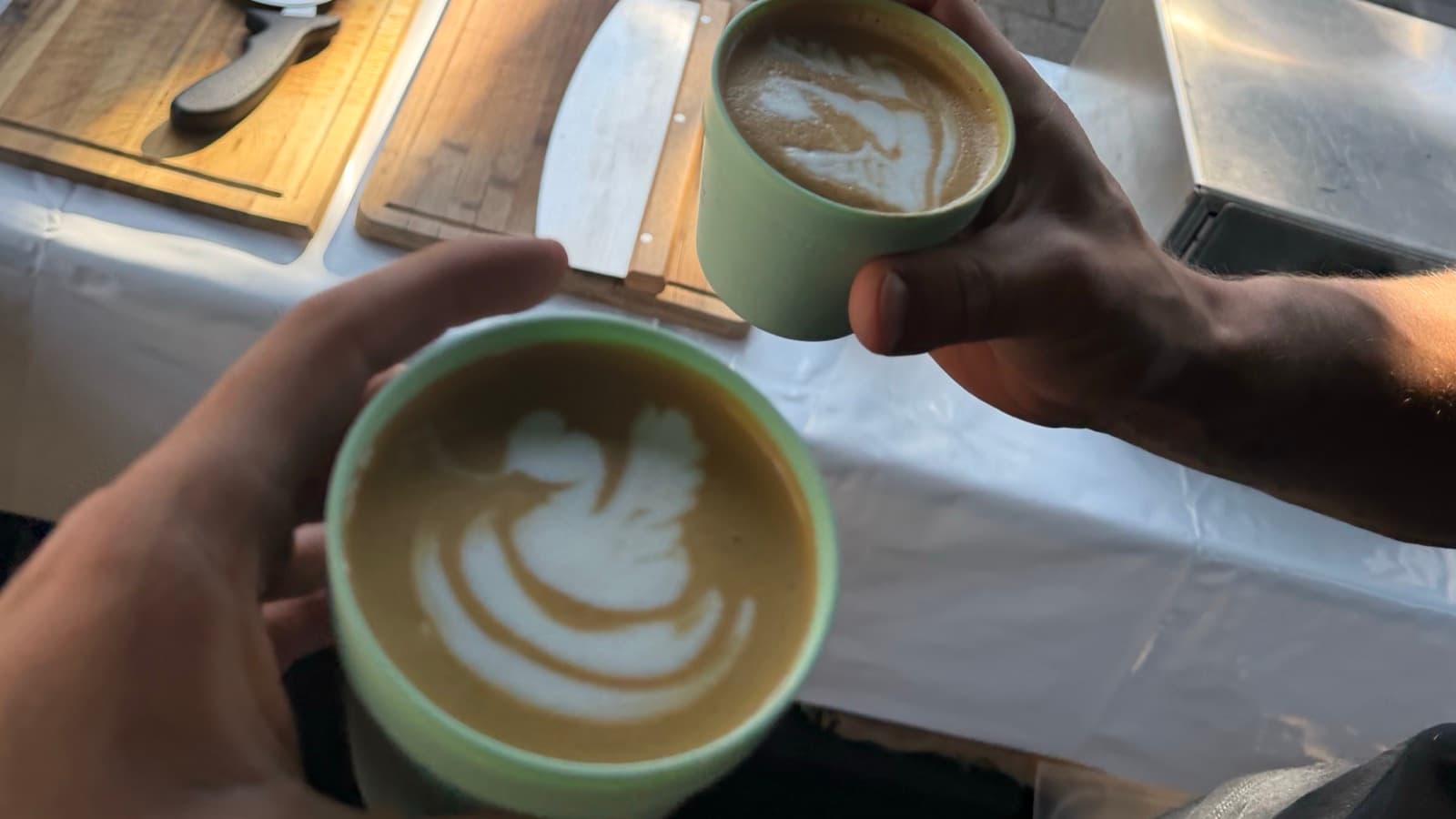 Zwei Cappuccinos mit Latte Art bei einem Outdoor-Event von SIC Coffee Pizza