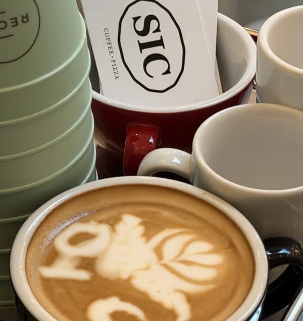 Cappuccino mit Latte Art an der mobilen Kaffeebar