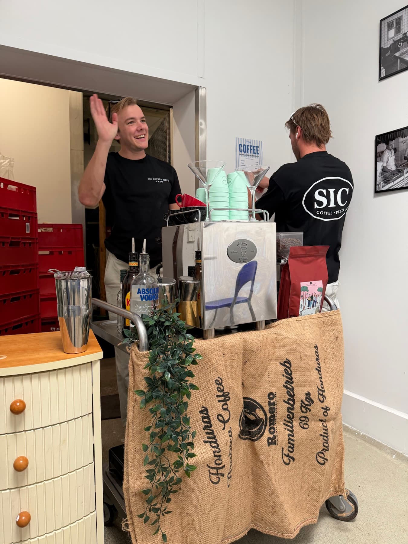 Maxi und Niklas an ihrer mobilen Kaffeebar von SIC Coffee Pizza