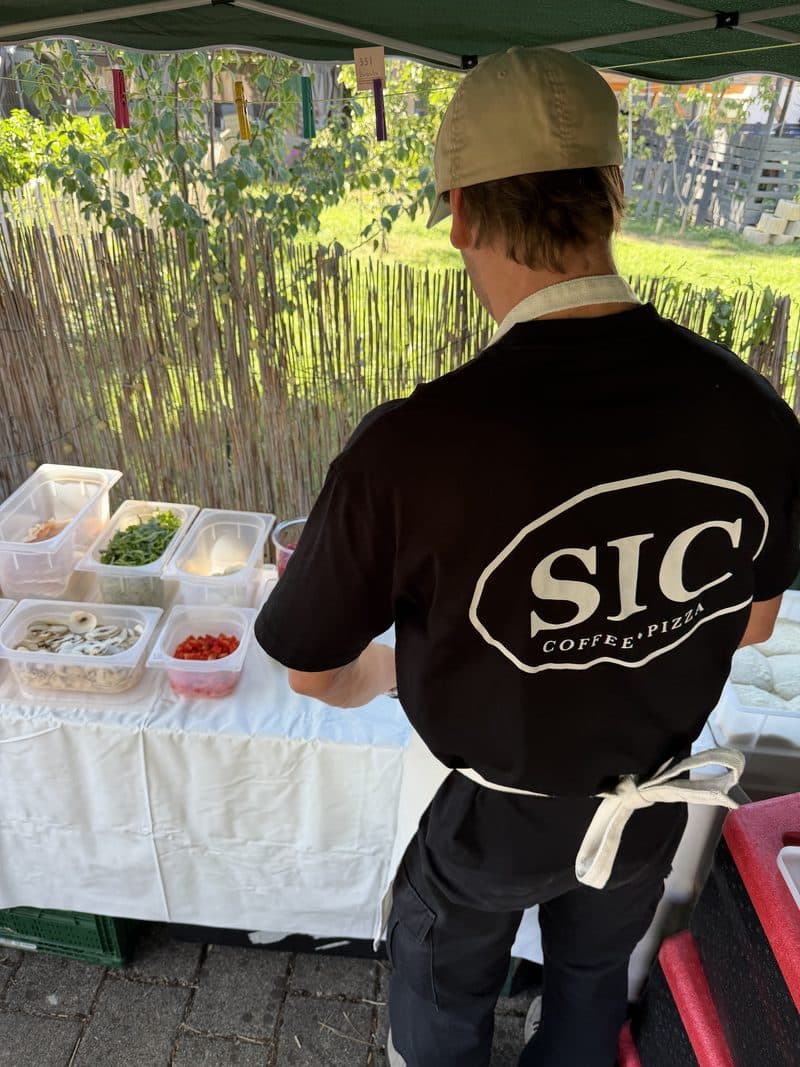 Mobile Catering-Station von SIC Coffee Pizza mit vorbereiteten Belägen