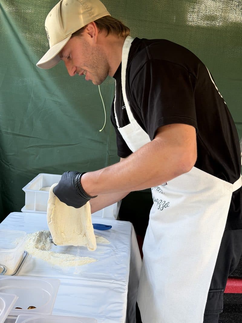 Pizzaiolo von SIC Coffee Pizza zieht Teig für ein Event in der Region Stuttgart