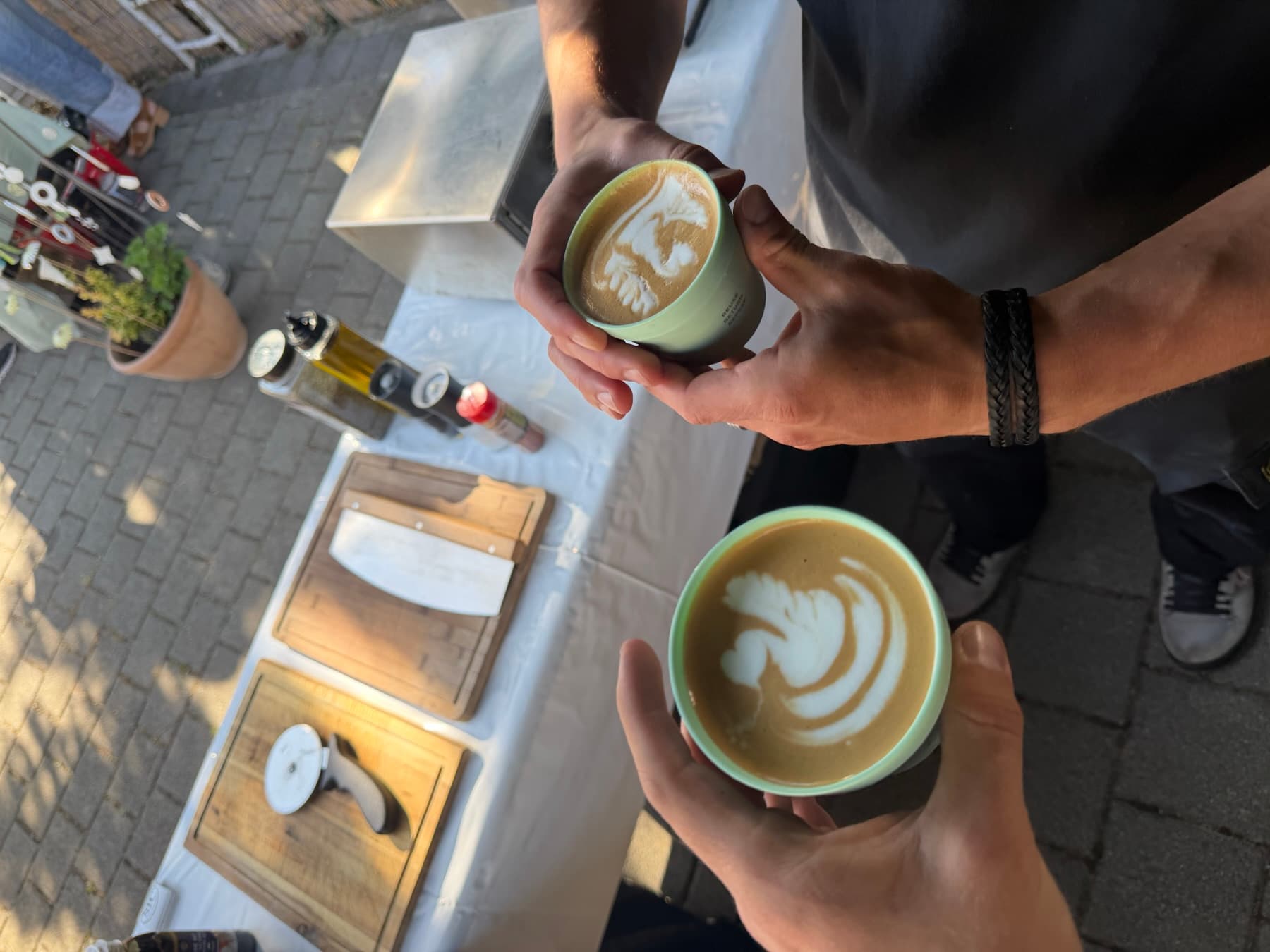 Zwei Cappuccinos mit Latte Art über der Pizzastation bei einem Outdoor-Event