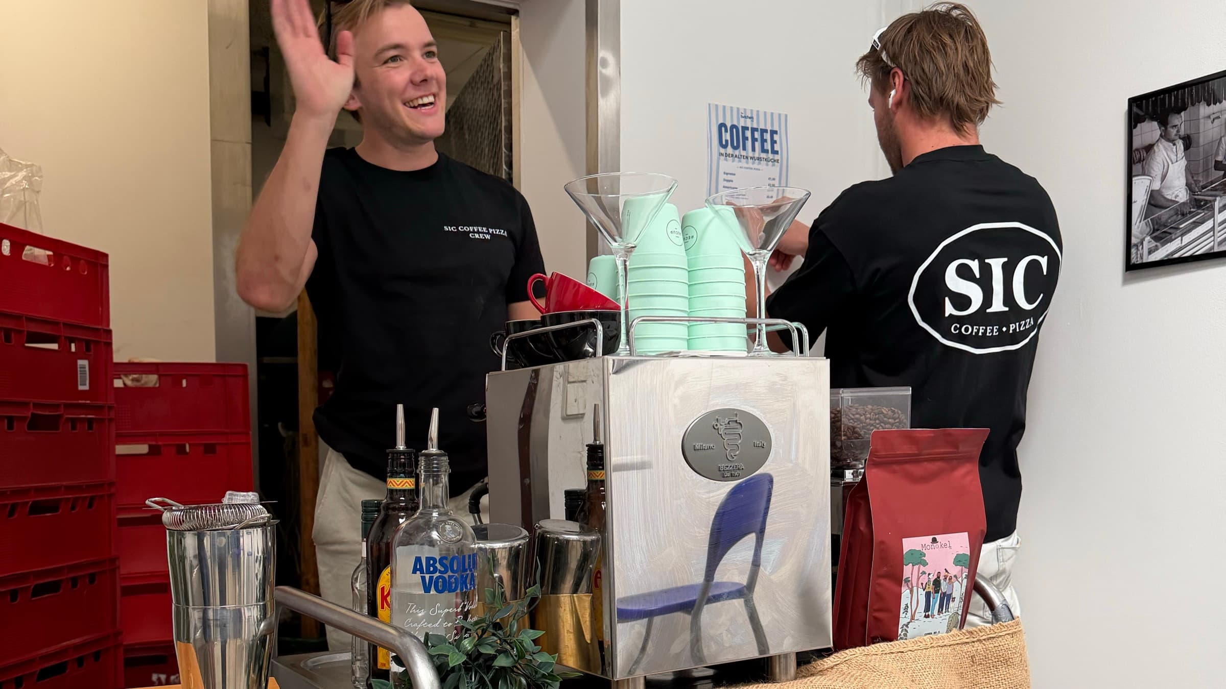 Die Gründer von SIC Coffee Pizza an ihrer mobilen Kaffeebar