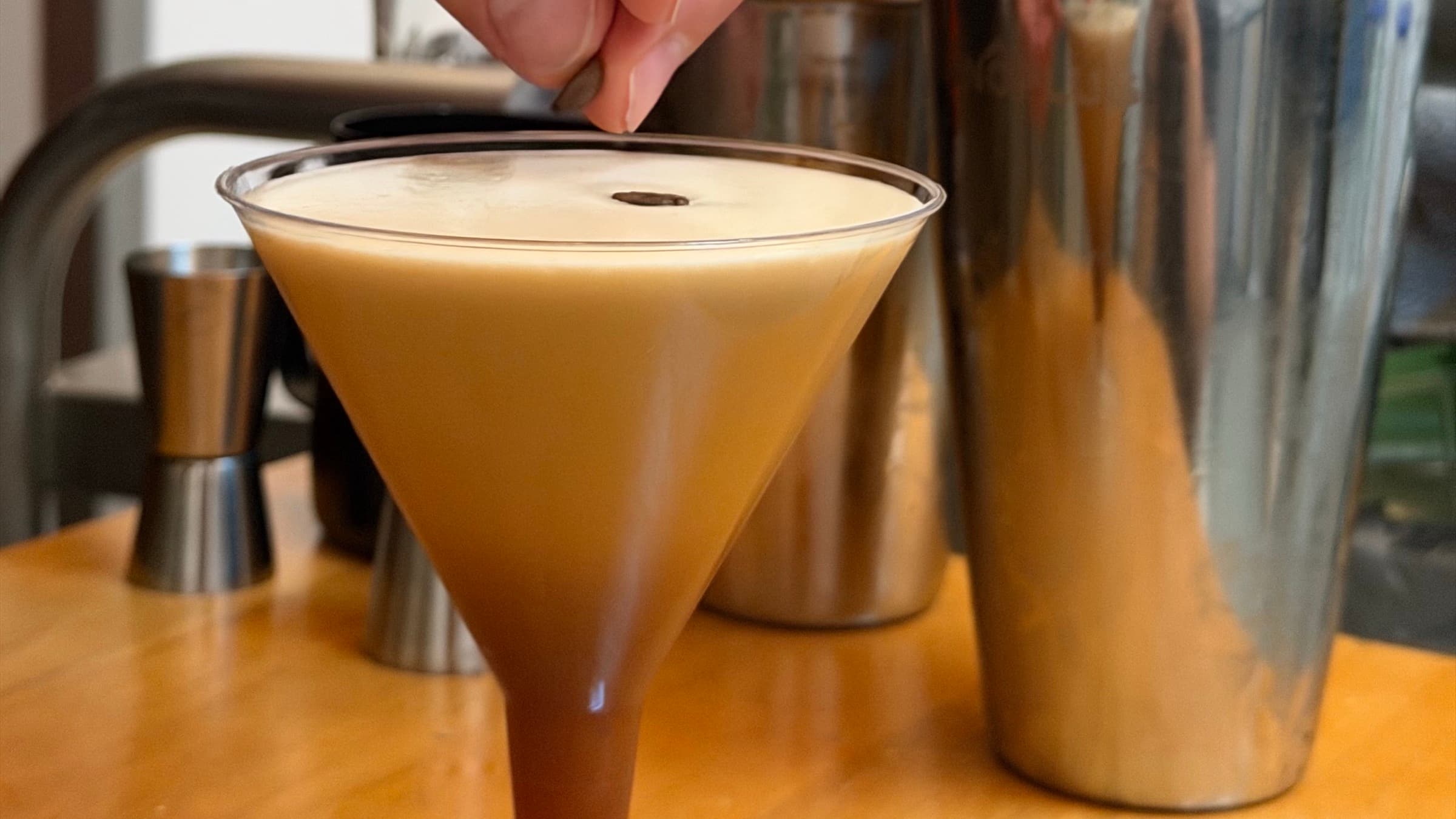 Espresso Martini wird mit Kaffeebohnen garniert