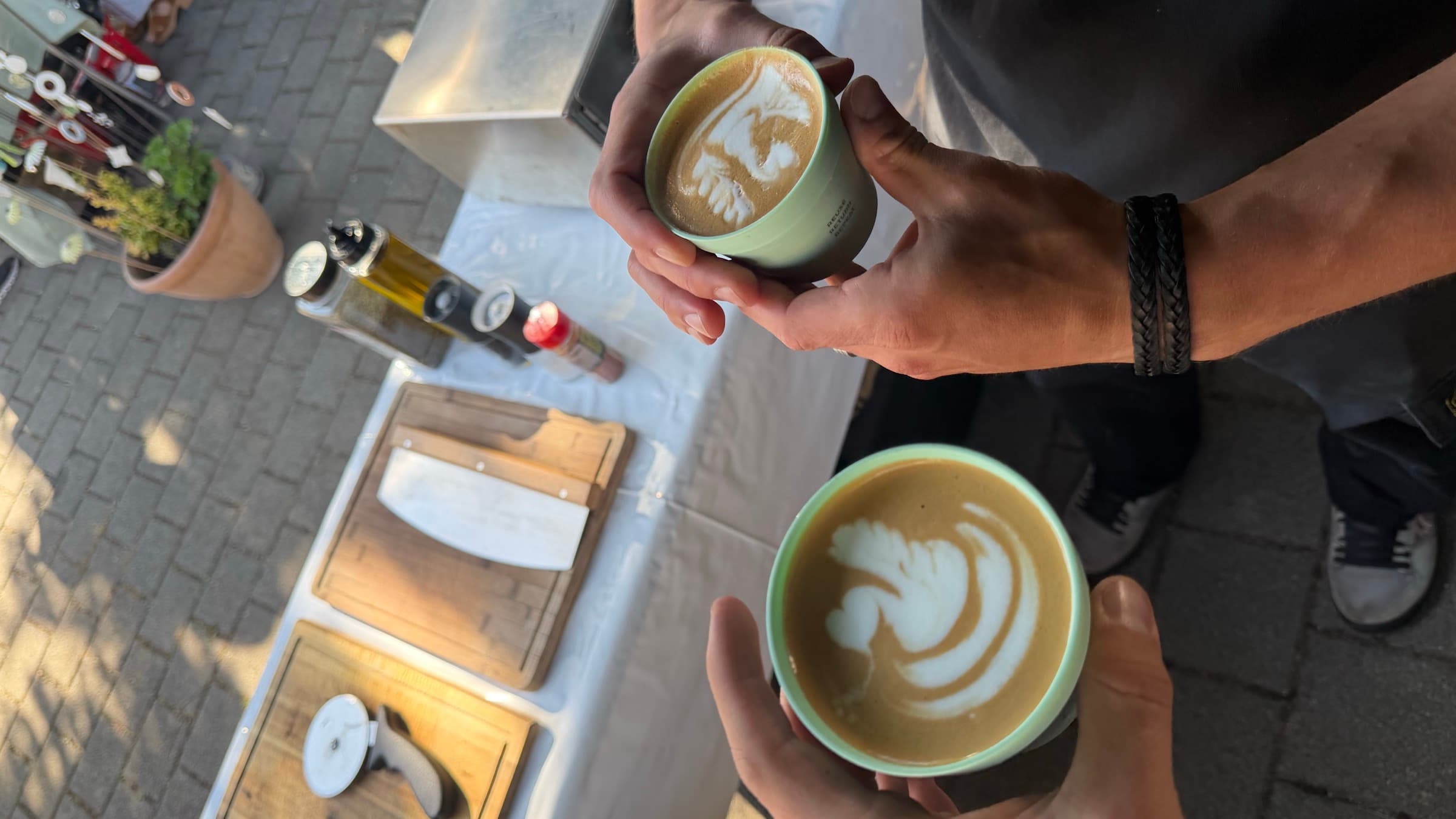 Zwei Cappuccinos mit Latte Art an der mobilen Kaffeebar bei einem Sommerevent