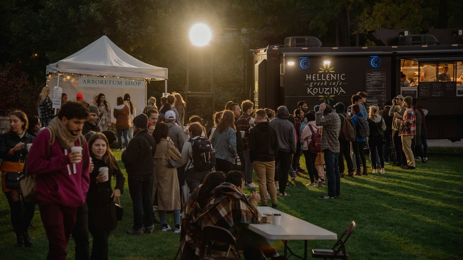 Abendliches Firmenevent im Freien mit Pavillon und Gästen